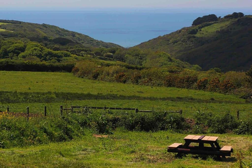 Spacious Cabin On Isolated Farm With Sea View 뷰드 외부 사진